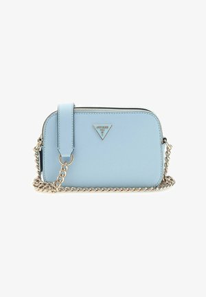 Sac bandoulière rectangulaire bleu clair avec une lanière chaîne dorée et le logo Guess à l'avant, en matériau texturé, avec une fermeture éclair sur le dessus.