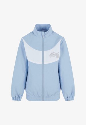 Lichtblauwe jas met witte paneel over de borst, hoge kraag, rits aan de voorkant, elastische manchetten en geborduurd logo-detail aan de linkerzijde.