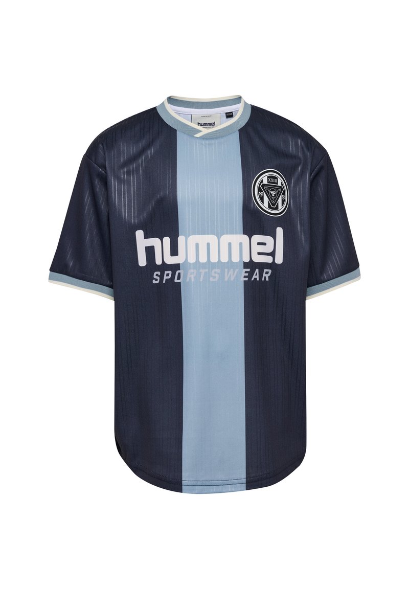 Mörkblå och ljusblå randig kortärmad sporttröja med ribbad krage, med "hummel SPORTSWEAR"-logotyp på framsidan och emblem på bröstet.