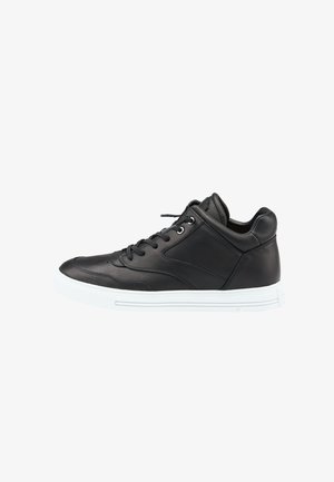 Sneaker alta in pelle nera con punta rotonda, design con lacci, colletto imbottito e suola in gomma bianca. Presenta dettagli di cucitura sottili.