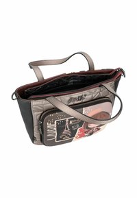 Borsa in pelle texturizzata con sezioni grigie e nere. Presenta una tasca frontale stampata con grafiche parigine, compartimenti con doppia cerniera e una tracolla.