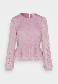 Lavendelspetsblus med långa ärmar, peplum i midjan, rund halsringning och nyckelhålsöppning bak med knappstängning. Kant med vågformad kant.