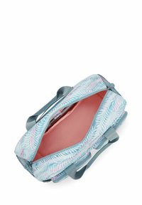 Duffle bag in pastel blauw met een palmbladerenpatroon, ritssluiting en grijze handvatten; interieur gevoerd met roze stof.