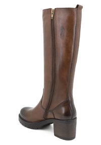 Stivali alti fino al ginocchio in pelle marrone con zip laterale, tacco largo e finitura liscia con leggere variazioni di texture.