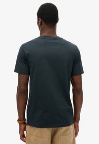 Donkerblauw t-shirt met korte mouwen, gemaakt van katoen, met een ronde halslijn. Gladde textuur, comfortabele pasvorm en rechte zoom. Geen zichtbare patronen of accenten.