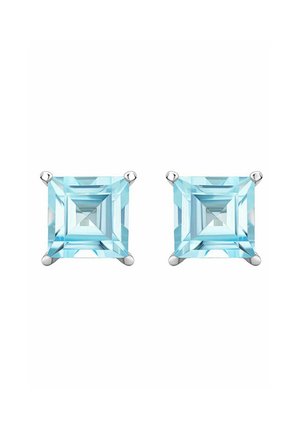 Boucles d'oreilles carrées en pierre précieuse bleu clair, avec un design facetté et montées sur un support en argent avec quatre griffes.