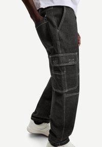 Bershka BAGGY CARGO - Wijde jeans - black