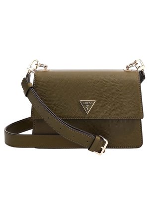 Olivengrøn Guess crossbody taske med justerbar rem, tekstureret overflade og en trekantet metal logo på frontklappen.