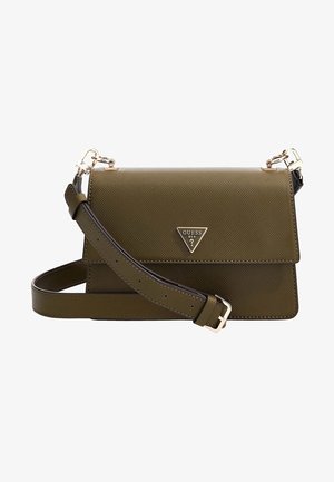 Bolso bandolera Guess de color verde oliva con correa ajustable, superficie texturizada y un logo metálico triangular en la solapa frontal.