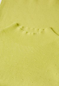 Sweter z prążkowanego dzianiny w jasnym limonkowym kolorze, o miękkiej teksturze i okrągłym dekolcie z subtelnymi wypukłymi wzorami.