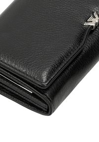 Schwarze Lederbörse mit strukturiertem Finish. Sie hat einen silbernen Hardware-Akzent und ein zweifaches Design, das eine saubere Naht und Kanten zeigt.