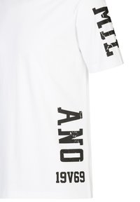 Witte t-shirt met korte mouwen en zwart verouderd lettertype op de linkermouw en rechterzijde, met de tekst "ONLY 19V69."