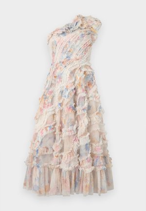 Vestido asimétrico con volantes en tonos pastel, confeccionado con una tela ligera que presenta una silueta fluida y un dobladillo en capas.