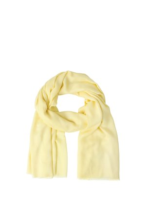 Lágy halványsárga sál, lazán összehajtva és átdobva, sima szöveti textúrát és közepes hosszúságot mutatva.