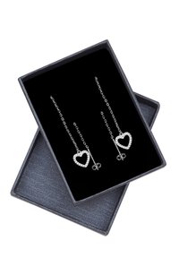 Sölvformade hjärtörhängen med ädelstensdetaljer, med en fin kedjeutformning, presenterade i en texturerad svart smyckeslåda.