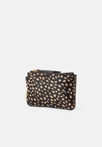 Czarna i brązowa portmonetka w kropki, prostokątny kształt, z fakturowaną powierzchnią, zamknięcie na zamek błyskawiczny oraz akcenty w kolorze złotym.