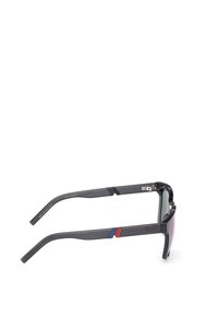 Occhiali da sole con una montatura spessa in plastica nera, lenti scure e strisce di accento rosse e blu sulle aste. Design semplice e angolare.