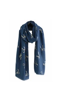 Sciarpa blu navy con motivi a fiocco dorati, realizzata in tessuto leggero. Presenta una texture morbida e bordi sfrangiati per un look casual.