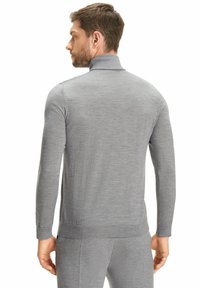 Pullover grigio a maniche lunghe con colletto alto. Realizzato in tessuto morbido, presenta un design aderente e polsini e orlo a coste per un look elegante.