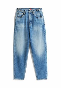 Pantalones vaqueros de mezclilla clara con cintura alta, perneras rectas y diseño de cinco bolsillos. Presentan botones metálicos y una sutil textura desgastada.