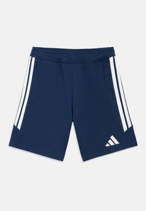 Tamsiai mėlyni sportiniai šortai su tampriu juosmeniu, dviem baltomis vertikaliomis juostelėmis kiekvienoje pusėje ir baltu trikampiu logotipu ant kairės kojos.