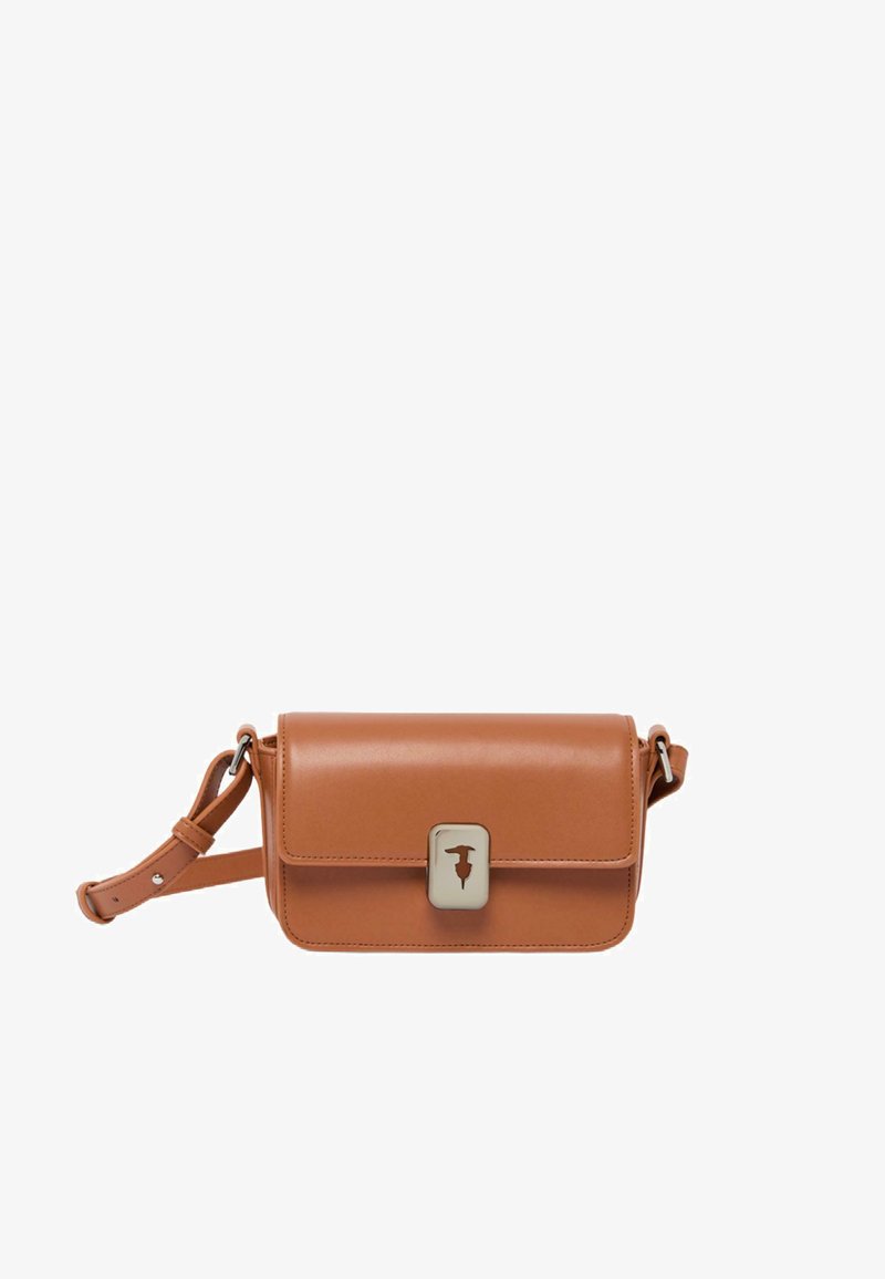 Borsa a tracolla in pelle color cuoio con una texture liscia, forma rettangolare, patta frontale, chiusura in metallo e tracolla regolabile.