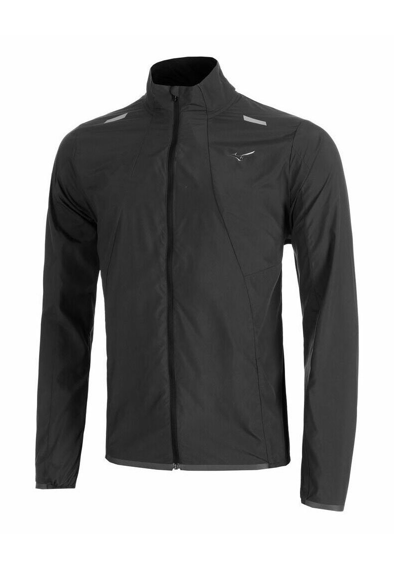 Giacca sportiva nera con colletto alto, zip completa, maniche lunghe, dettagli riflettenti sulle spalle e un logo sul lato sinistro del petto.