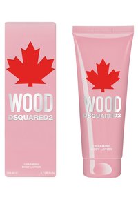 Tubo di crema corpo rosa con scatola, caratterizzato da un logo con foglia d'acero rossa, testo argentato e plastica trasparente. Il tubo contiene 200 ml ed è etichettato "Charming Body Lotion."