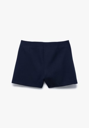 Bermudas azul marino, ajustadas, con una textura suave, que presentan un diseño limpio y minimalista, con sutiles pliegues frontales y sin cierres visibles.
