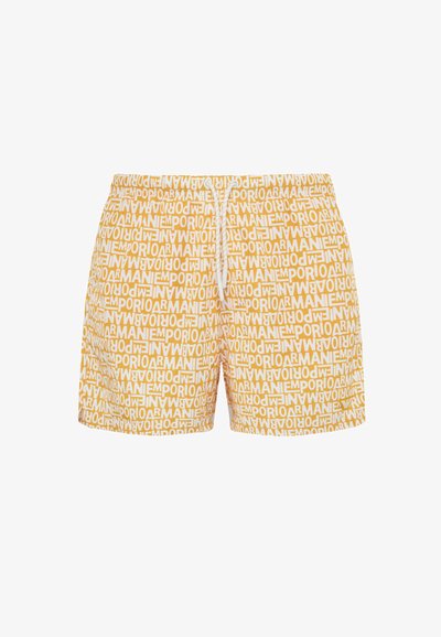 Shorts da bagno gialli con una stampa testuale bianca su tutta la superficie che riporta "Emporio Armani." Include un elastico in vita con stringa regolabile e un tessuto leggero.
