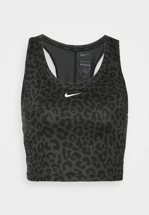 Czarny i ciemnoszary sportowy biustonosz Nike Dri-FIT w panterkę z białym logo Nike Swoosh na środku z przodu.
