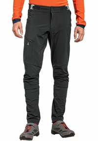 Schwarze Outdoor-Hosen aus Softshell-Material, mit einer Reißverschlusstasche, tailliertem Design und einem verstellbaren Bund mit Metallakzenten.