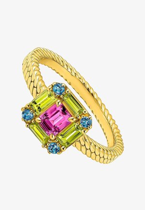 Anillo de banda retorcida de oro con una gema rosa central, flanqueada por piedras verdes y azules en un engaste cuadrado, detallado con acentos de oro.