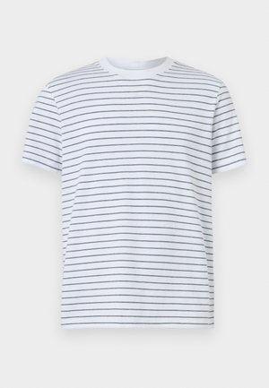 T-shirt blanc à manches courtes avec de fines rayures horizontales noires espacées de manière égale et un col rond, présenté sur un fond uni.