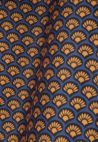 Tkanina z powtarzającym się wzorem wachlarzy w pomarańczowym i czarnym kolorze na ciemnoniebieskim tle. Materiał ma gładką teksturę z delikatnym połyskiem.