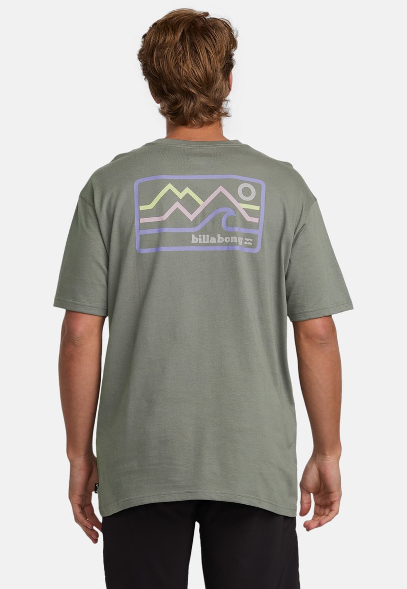 Graues Baumwoll-T-Shirt mit einem bunten Grafikdesign von Bergen und Wellen auf dem Rücken. Lässiger Schnitt mit kurzen Ärmeln und geradem Saum.