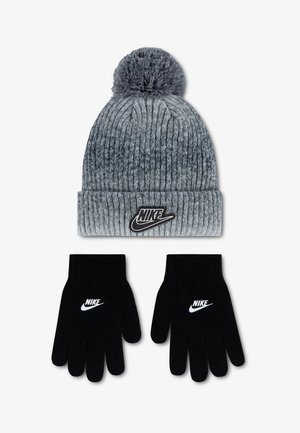 Graue gestrickte Bommelmütze mit schwarzem Nike-Logo und passenden schwarzen Strickhandschuhen, jeweils mit weißem Nike-Logo auf der Rückseite.