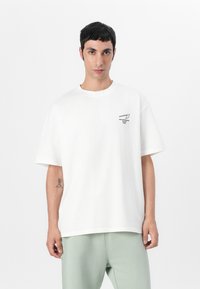 ARKK Copenhagen BOXY TEE UNISEX - Apdrukāts T-krekls - off white