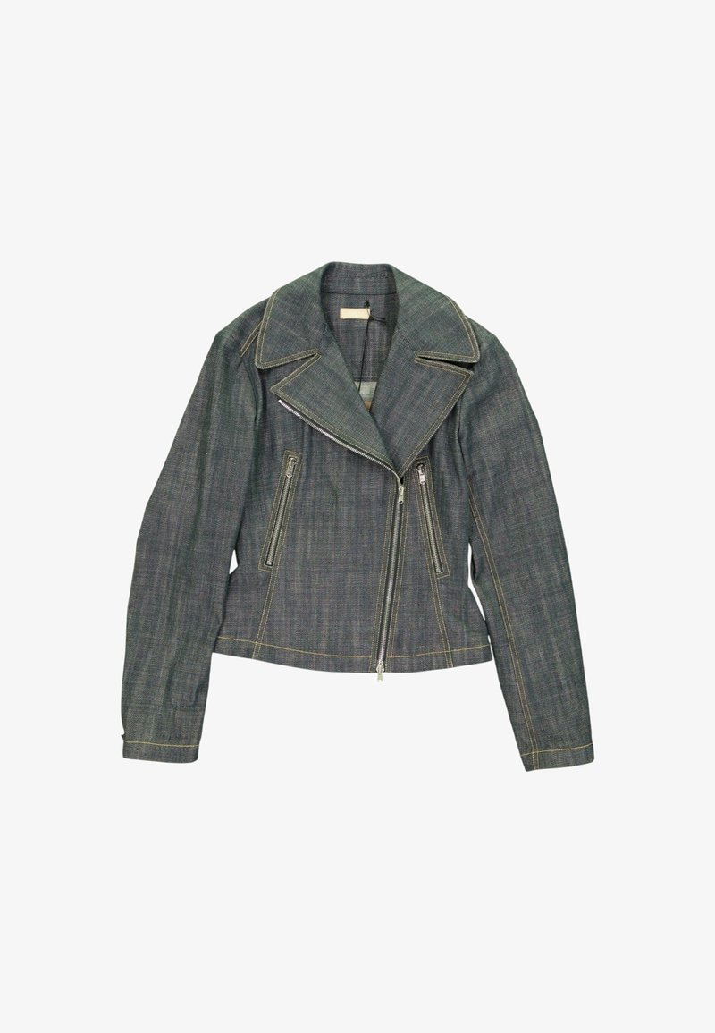 Veste en denim gris foncé pour femme avec fermeture éclair asymétrique à l'avant, larges revers et deux poches verticales zippées.