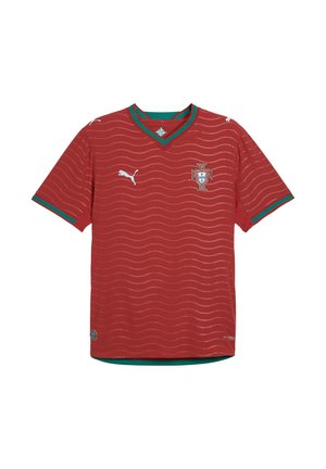 Camiseta de fútbol roja de manga corta con ribete verde, logo blanco de Puma y escudo de la selección nacional de Portugal en el pecho.