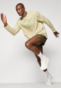 ASICS FUJITRAIL LOGO TOP - Hosszú ujjú felső - khaki