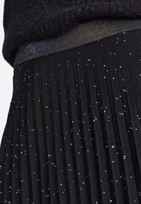 Rich & Royal Pleated skirt - black