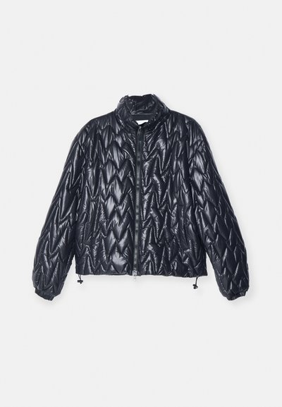 Schwarze Daunenjacke mit rautenförmigem Steppmuster, hohem Kragen, Reißverschluss und elastischen Bündchen und Saum. Leicht und glänzende Oberfläche.