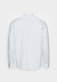 Světlomodrá košile s dlouhým rukávem, jednobarevná lehká látka, klasický límec, manžety na knoflíky a přímý střih zad, s jemnými šicími detaily.