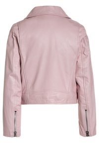 Světle růžová kožená bunda s límcem, zkráceným designem a zipovými manžetami. Hladká textura s minimem švů.