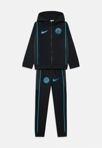Čierny športový teplákový komplet s modrými pruhmi, s kapucňou, zipsom, zodpovedajúcimi nohavicami a modrými logami Nike a Inter Milana na hrudníku a stehne.