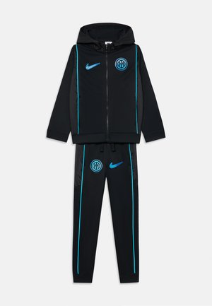 Musta urheiluvaateyhdistelmä, jossa on siniset kaitaleet, hupullinen vetoketjujakki, yhteensopivat housut sekä siniset Nike- ja Inter Milan -logot rintataskussa ja reidessä.