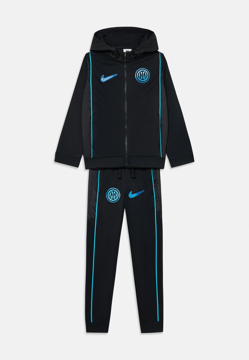 Čierny športový teplákový komplet s modrými pruhmi, s kapucňou, zipsom, zodpovedajúcimi nohavicami a modrými logami Nike a Inter Milana na hrudníku a stehne.