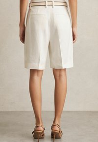 Reiss DEVON BERMUDA  biały