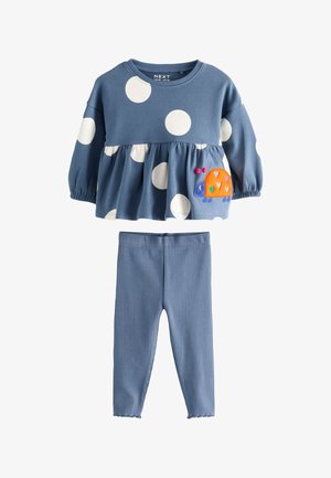 Blå langærmet top til småbørn med store hvide polkaprikker og en farverig skildpadde-patch, kombineret med matchende ribbet blå leggings.